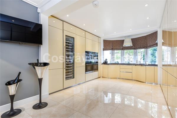 5 bed property in St Marys Crescent, NW4